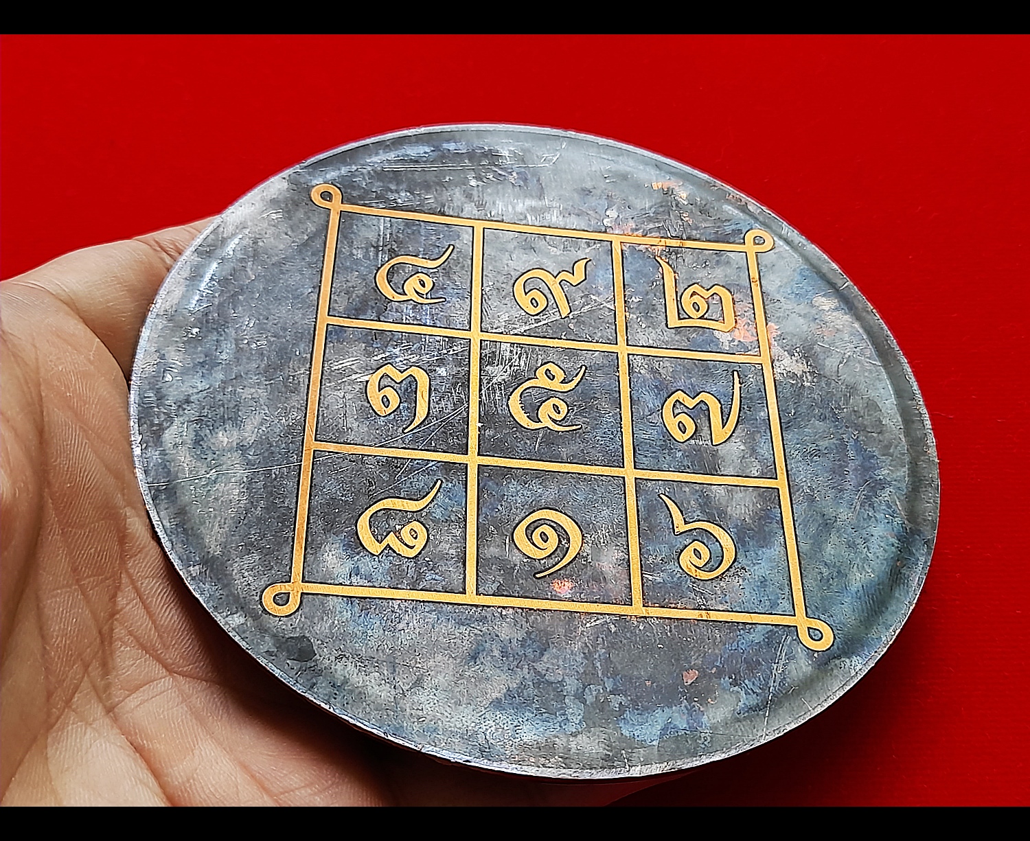 แผ่นยันต์รองกระถางธูป (ขนาดใหญ่4นิ้ว หนา2มิล) เนื้อนวะ(มีส่วนผสมของทองคำ) ปี2564 (ใช้ใส่ในกระถางธูปเพื่อเสริมการบูชาข้อพร) #รับประกันแท้