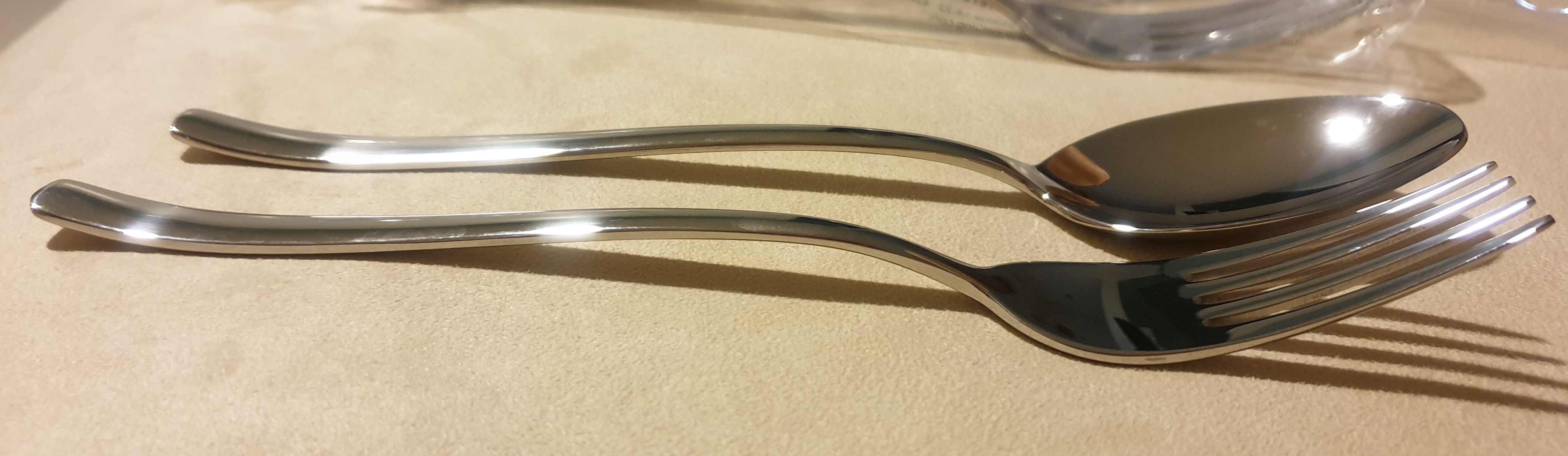 Zwilling Tableware Spoon 4 pcs. & Fork 4 pcs. เปลี่ยนโต๊ะอาหารธรรมดาในบ้าน ให้กลายเป็นร้านอาหารสุดหรู ทุกชิ้นมี logo Zwilling ที่ด้าม พร้อมห่อพลาสติกแยกทุกชิ้น เก็บในกล่องสวยหรู ใช้เองหรือให้เป็นของขวัญก็สวยงามค่ะ