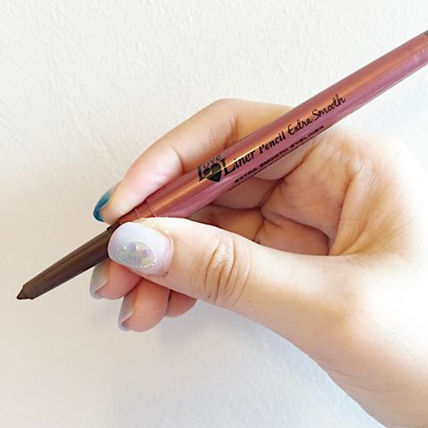 Love Liner Pencil Extra Smooth 0.25g Noble Brown ดินสอเขียนขอบตาเนื้อนุ่มดุจกำมะหยี่ เขียนลื่น ติดทนทั้งวัน ไม่แพนด้าแน่นอนค่ะ มีส่วนผสมเซราไมด์ ช่วยบำรุงขอบตาและโคนขนตาด้วยค่ะ