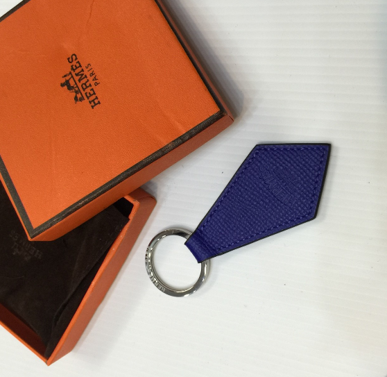 ที่ห้อยกระเป๋าและพวงกุญแจ hm epsom leather