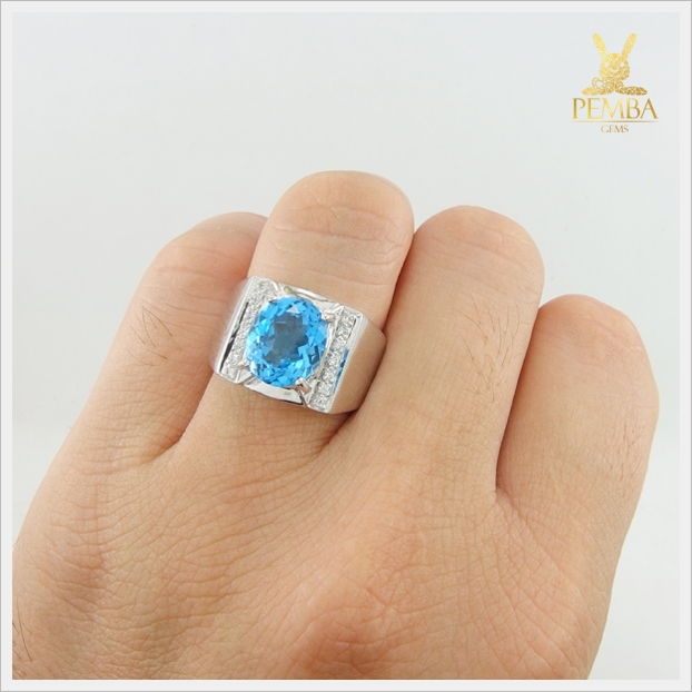 แหวนสวิสบลูโทแพซแท้ สีฟ้าใสไฟดี ดีไซส์เรียบๆ อย่างมีสไตล์