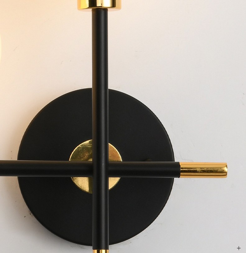 โคมไฟติดผนังภายในโครงเหล็กสีดำทองโป๊ะแก้วทรงกลม 2 ดวง [BD8841]