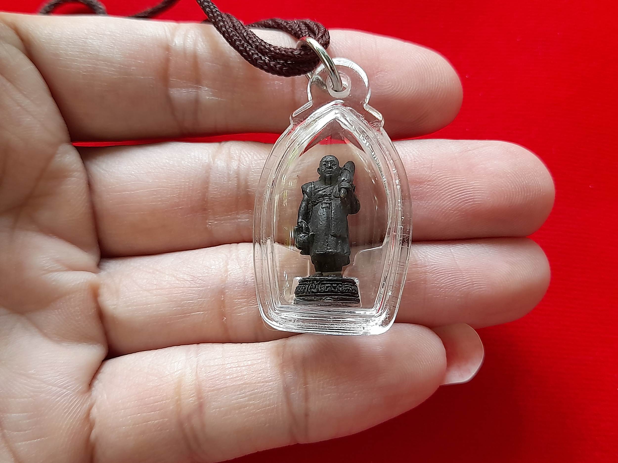 รูปหล่อ หลวงพ่อยงยุทธ ปางธุดงค์ รุ่น1 (ขนาดห้อยคอ พกพา) เนื้อโลหะ(ชนวนโลหะจากรูปหล่อองค์จริง) ปี2530 #รับประกันแท้และทัน - หลวงพ่อยุงยุทธ วัดเขาไม้แดง จ.ชลบุรี