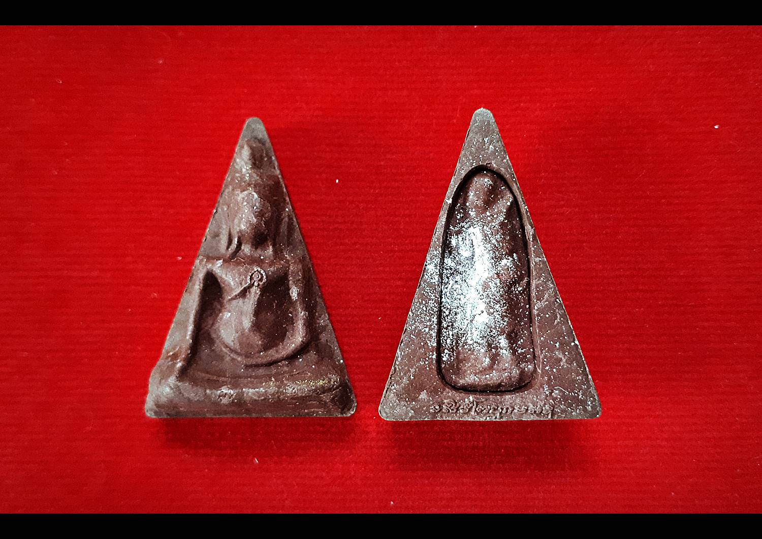 พระนางพญา(มนต์พระกาฬ) หลังพระสีวลี ปัดผงเงิน เนื้อผง ปี2562