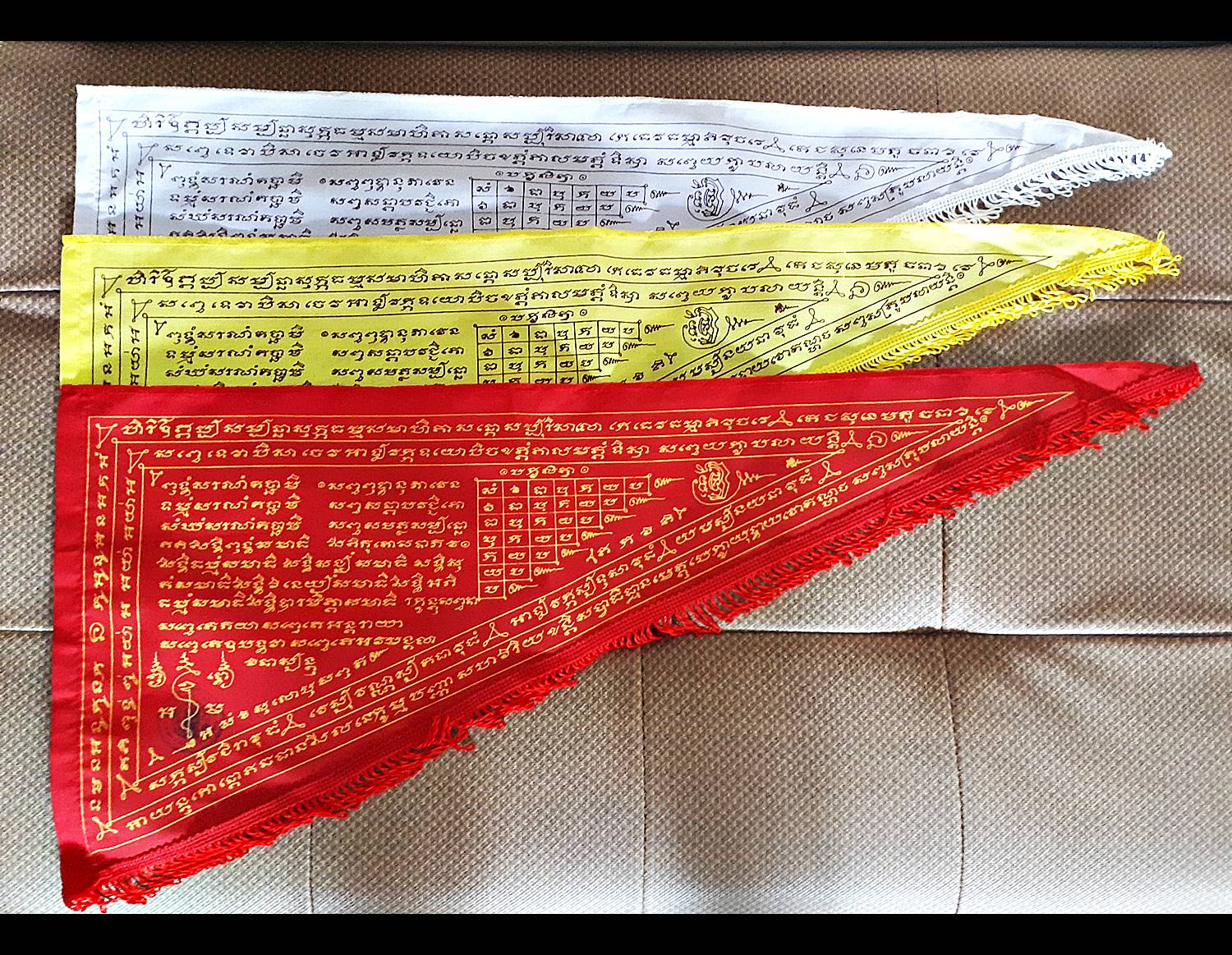 ธงมหาระงับ (3สี สีขาว สีแดง สีเหลือง) หลวงพ่อคง วัดบางกะพ้อม ปี2557 (ผืนใหญ่ยาว26นิ้ว) - (หลวงพ่อใจ วัดพระยาญาติ หลวงพ่ออิฐ วัดจุฬามณี ร่วมปลุกเสก)