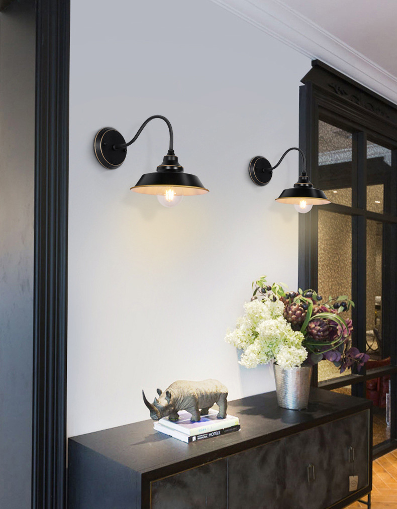 โคมไฟติดผนังก้านทรงโค้งสีทูโทนดำตัดทอง สไตล์ American Industrial [PT-01]