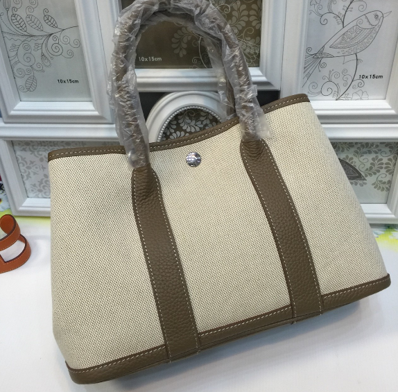 กระเป่า hm garden party leather + canvas 30 cm ตอนนี้มีแต่งานสั่งทำราคาหลักหมื่นสอบถามได้ค่ะ