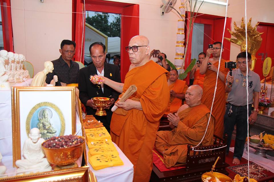 รูปหล่อ อาแปะ โรงสี เซียนแปะโรงสี วัดศาลเจ้า (ขนาดบูชา5นิ้ว) รุ่นฟ้าประทานพร ปี2560 (ใต้ฐานอุดมวลสาร ผ้ายันตื ผงธูป เหรียญ)