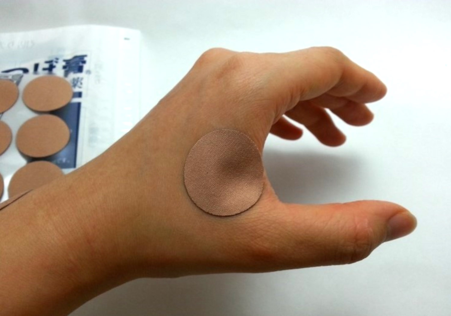 (156 ชิ้น กล่องน้ำตาล) Nichiban Roihi Tsuboko Pain Relief Patches 156 แผ่น ขนาด 2.8cm กอเอี๊ยะ ญี่ปุ่น แผ่นติดต้านอาการปวดยี่ห้อขึ้นชื่อโด่งดังในญี่ปุ่น พลาสเตอร์ยาให้ความรู้สึกอุ่น