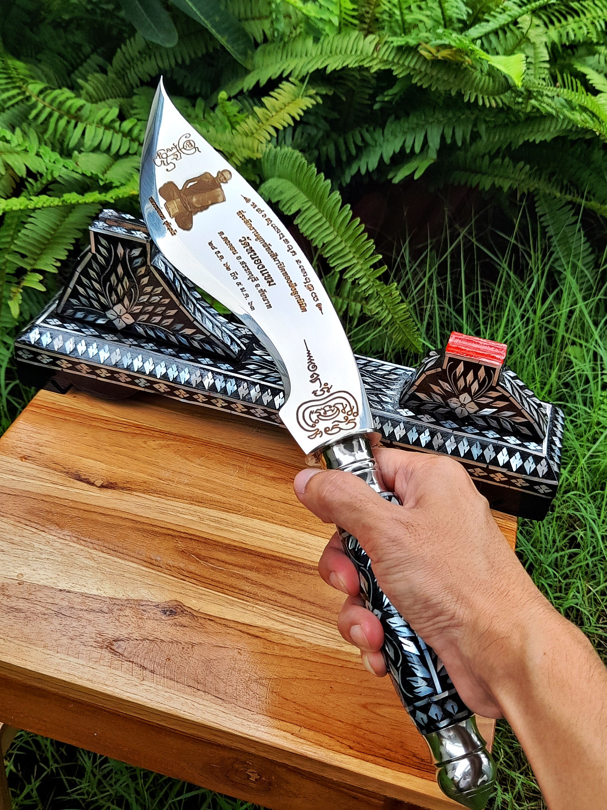 มีดหมอ (ตัดหวาย เล่มใหญ่ ขนาดตั้งบูชา) หลวงพ่อกวย วัดโฆสิตาราม ด้ามมุก พร้อมฐานมุก (ยาว9นิ้ว) ปี2562-2563 #รับประกันแท้ #ปลุกเสกวัดหนองแขม