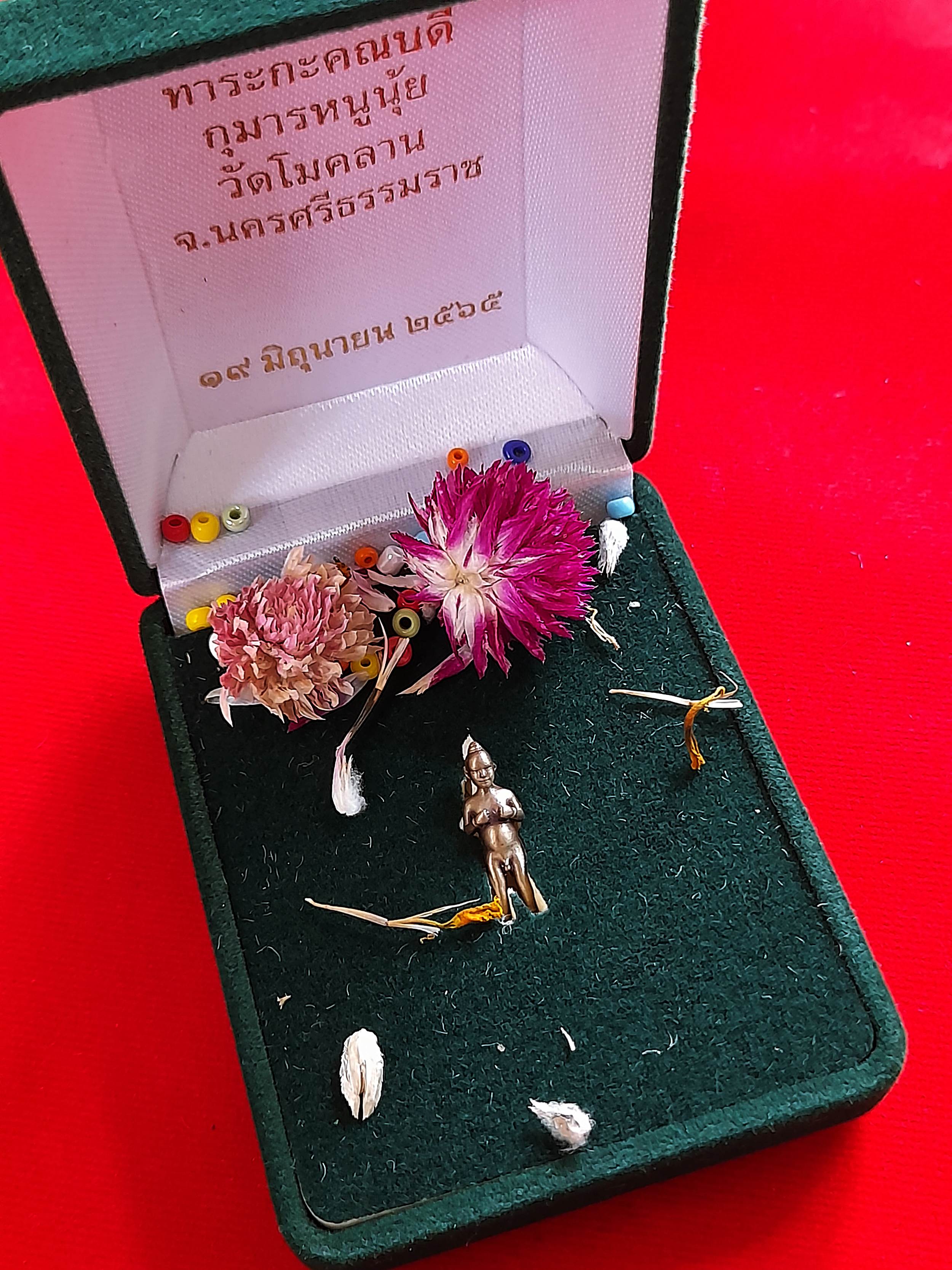 กุมาร หนูนุ้ย (ขนาดพกพา มีกำไลที่ข้อมือ) พิธีใหญ่ รุ่นแรก วัดโมคลาน จ.นครศรีธรรมราช ปี2565 เนื้อโลหะบรอนซ์รมดำ งานระดับจิ้วเวอร์รี่ #รับประกันแท้ - (สมนาคุณของแถมพิเศษเสกในพิธี ลูกปัดมหาเสน่ห์+ดอกบานไม่รู้โรย)