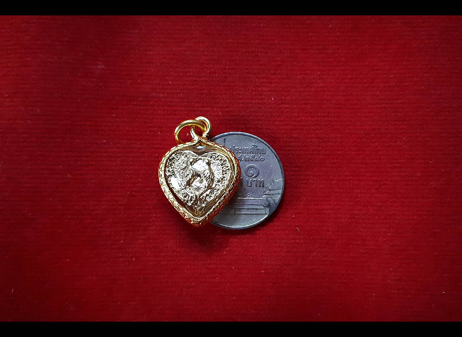 เหรียญ นกสาริคู่ ทรงหัวใจ (เสน่ห์เมตตามหานิยมเหมือนเสียงนกรักกัน) (พร้อมเลี่ยมใส่กรอบกันน้ำ) เนื้อทองทิพย์ - หลวงพ่อตี้ วัดหูช้าง