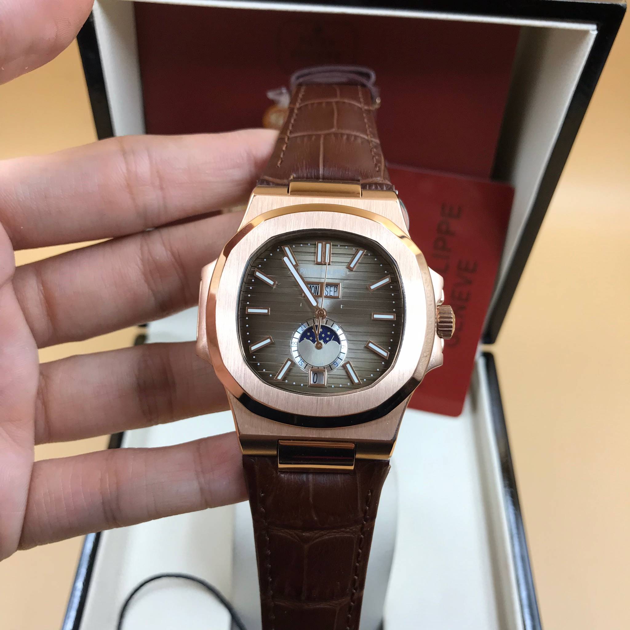 นาฬิกา Patek Philippe รุ่น Men"s Nautilus Annual Calendar งาน Mirror Swiss หน้าน้ำตาลเทา