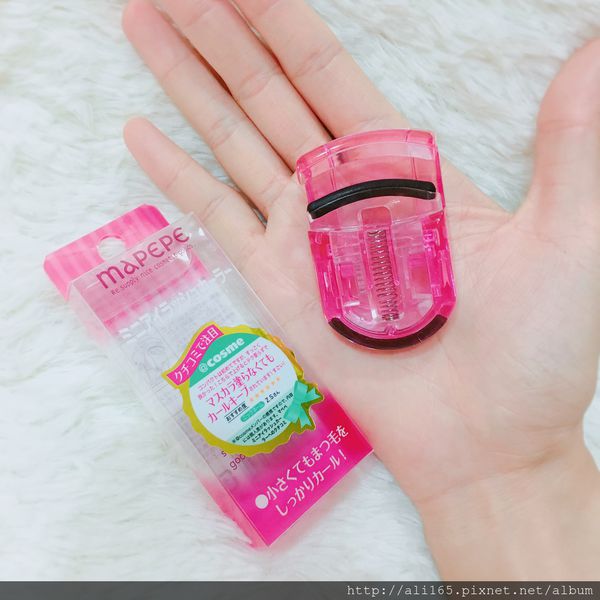 Mapepe Compact Eyelash Curler ที่ดัดขนตาพกพาจากญี่ปุ่น จิ๋วแต่แจ๋ว ล้นหลามด้วยรีิวิวในเวบ @cosme ด้วย ดังต่อเนื่องที่ญี่ปุ่นมาเกือบ 10 ปีเลยทีเดียวนะคะ ด้วยรูปทรงที่กระทัดรัด ความโค้งเข้าเบ้าตาคนเอเชีย และยางที่ดึ๋งกำลังดี ให้ขนตางอนดั่งใจค่ะ
