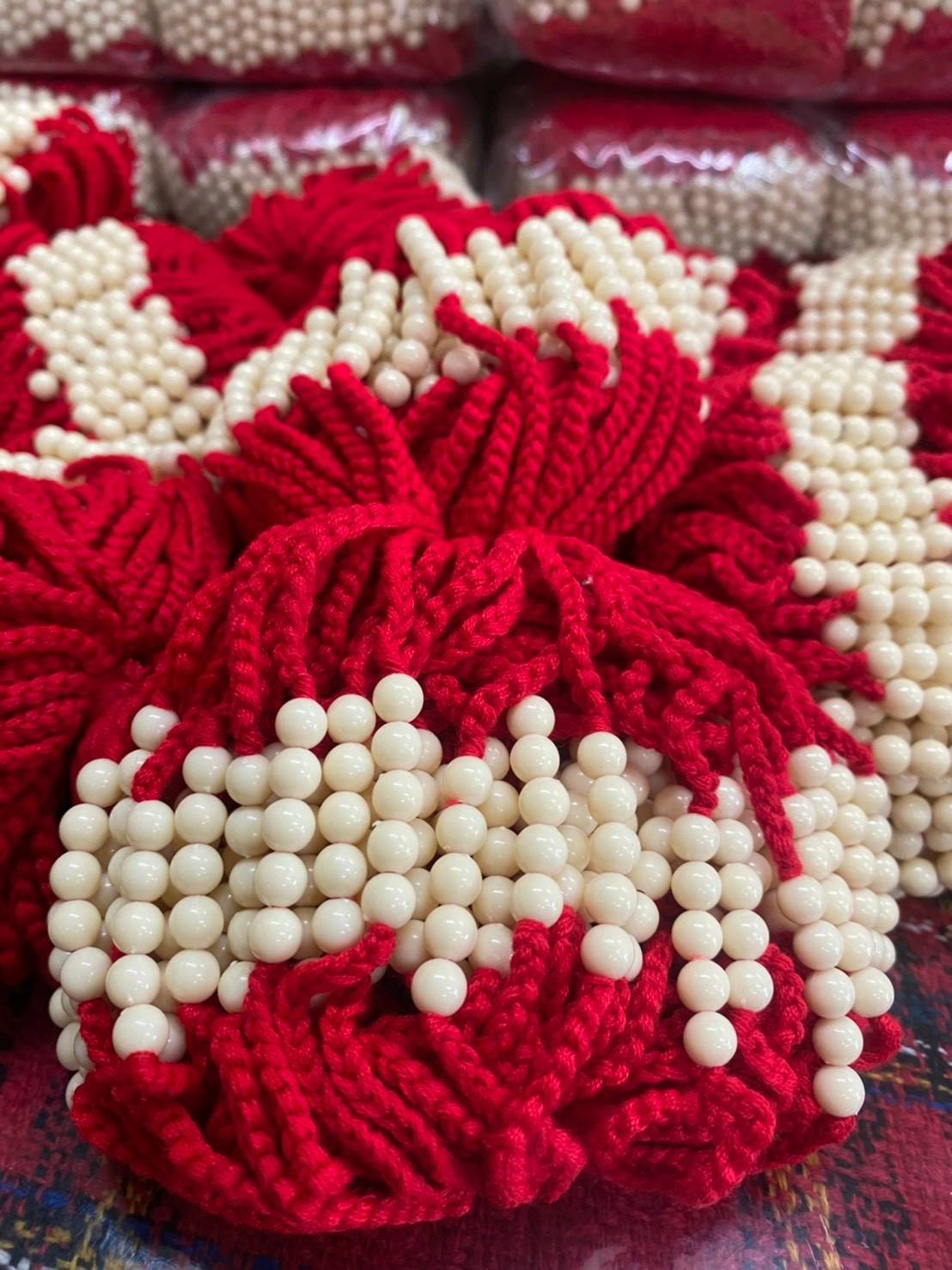 สร้อยข้อมือ ด้ายแดง สีแดง สีชมพู สีเขียว สีอื่น (ขายปลีก ขายส่ง) (งานถักทำมือ เส้นใหญ่หนา)