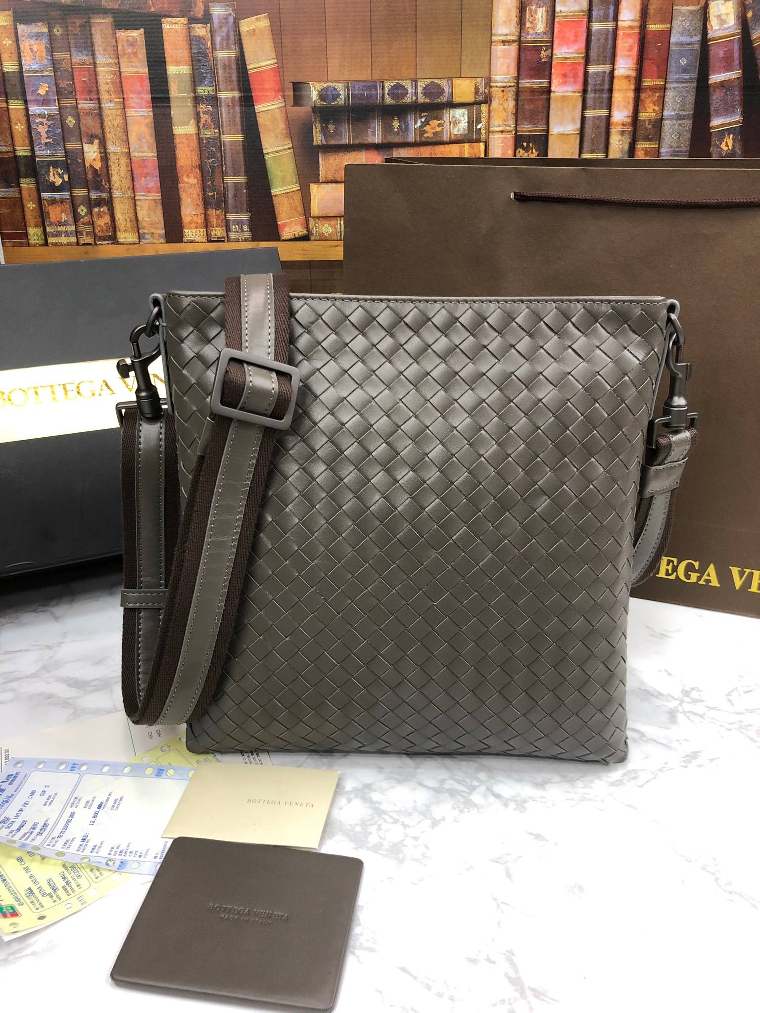 กระเป๋า bv สะพายข้าง ผู้ชาย หนังแท้