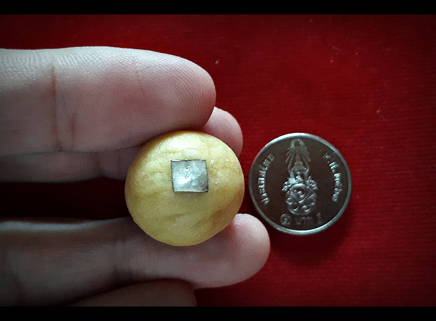 ลูกอมพิชัยมงคล (ปั้นจากเทียนชัยบวงสรวงเเละเทียนทำน้ำมนต์ทุกพิธีสำคัญ) ลูกใหญ่ ติดเเผ่นเงินจาร (เทียนชัย ชัยชนะ รุ่งเรือง สว่าง ปัญญา) #รับประกันแท้