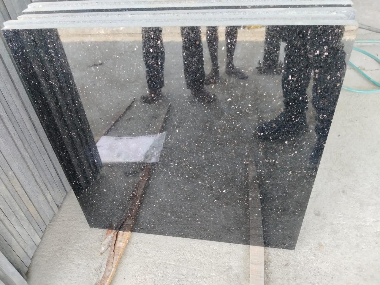 แกรนิตสีดำเกล็ดทอง ขนาด60x60ซ.ม.