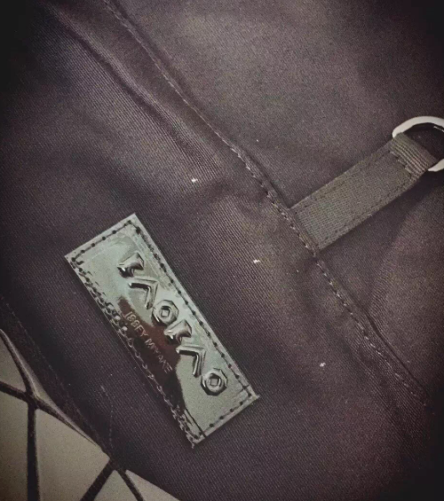 กระเป๋าสะพายข้าง issey rock sholder bag รุ่นใหม่ สีเทาแมทด้าน