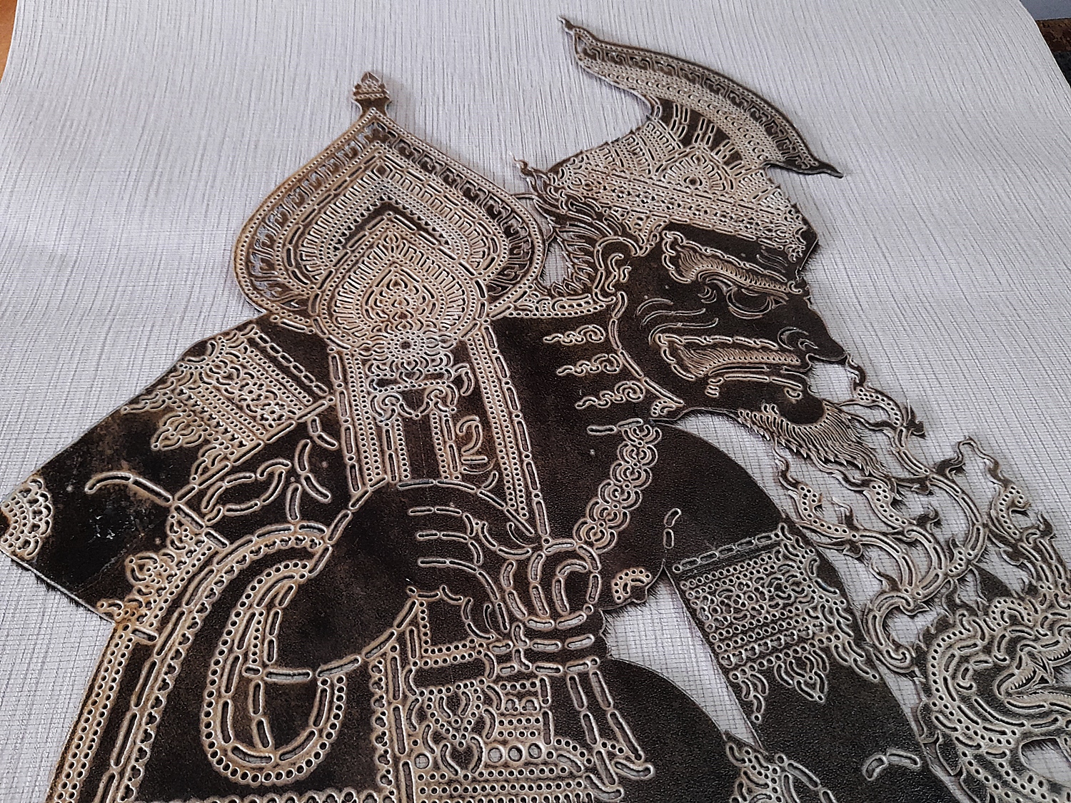 พ่อปู่ฤาษี พ่อแก่ (หนังตะลุง) (ขนาด75ซม) (แฮนเมดทำมือ งานฝีมือ) (ทำจากหนังวัวลูกติด (ตายทั้งกลม)) (เป็นของอาถรรพ์มีอิทธิคุณดีในตัว เสริมบารมีแก่ผู้ครอบครอง มีคุณด้านเมตตา ค้าขาย โชคลาภ และเป็นมหาอุด)