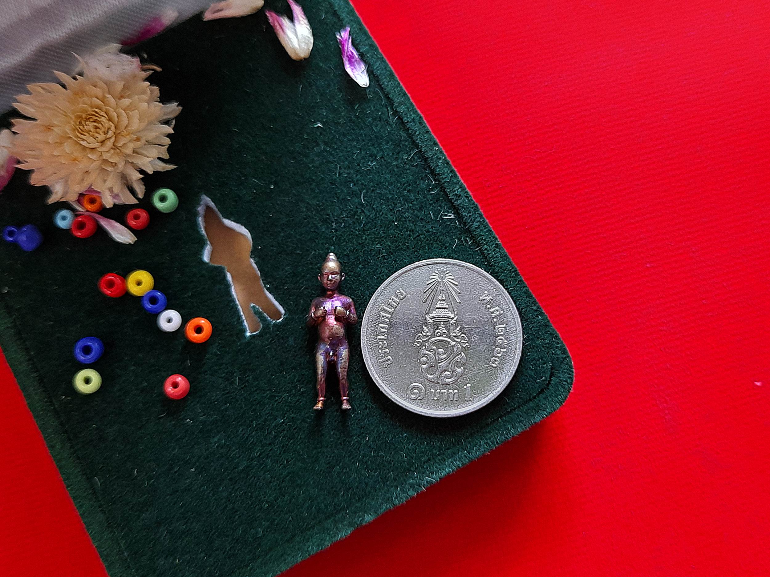 กุมาร หนูนุ้ย (ขนาดพกพา มีกำไลที่ข้อมือ) พิธีใหญ่ รุ่นแรก วัดโมคลาน จ.นครศรีธรรมราช ปี2565 เนื้อโลหะบรอนซ์ สีไทเทเนียม รุ้ง งานระดับจิ้วเวอร์รี่ #รับประกันแท้ - (แถมของพิเศษเสกในพิธี ลูกปัดมหาเสน่ห์+ดอกบานไม่รู้โรย)