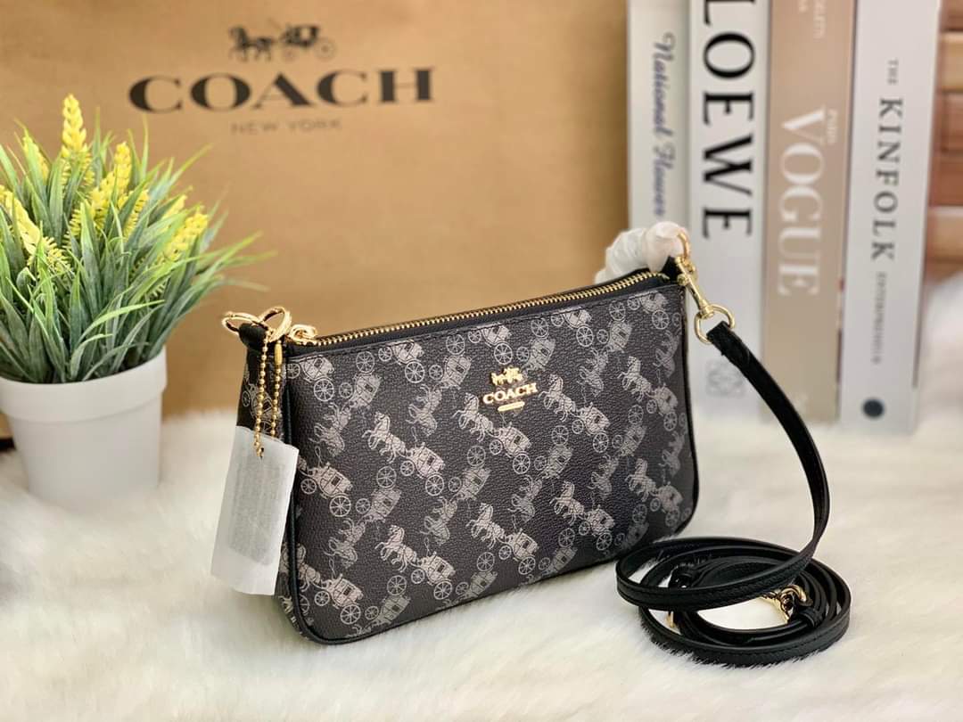 COACH POUCH HORSE AND CARRIAGE PRINT ((36674)) (แอดไลน์ก่อนสั่งซื้อ)