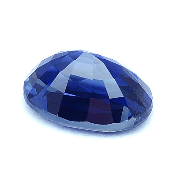 Blue Sapphire พลอยไพลินรูปไข่ น้ำหนัก 1.54 กะรัต ขนาด 5.3x7.8x4 มิล สีน้ำเงินหวานสวย ไม่ติดดำ เนื้อสะอาดมองตาเปล่าไม่มีตำหนิ มีเส้นน้ำจางๆ ไฟดี