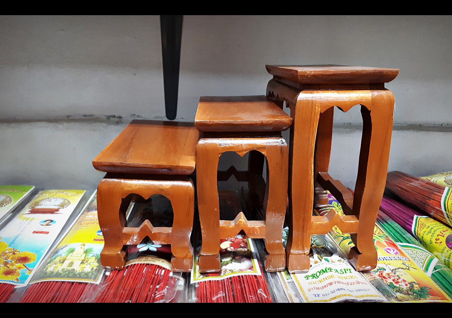 โต๊ะหมู่บูชาไม้ วางพระ 3 ตัว ขนาดหน้า 4x8 นิ้ว