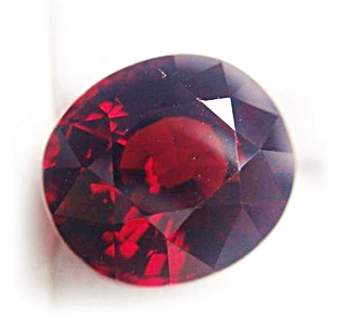 Natural Garnet (Spessartite) พลอยสเปคสไทท์ ขนาดใหญ่ รูปไข่ หนัก 8.78 กะรัต สีแดงเข้ม ไม่ถึงดำ ยังมีประกายแดง สถาบันให้สี Red