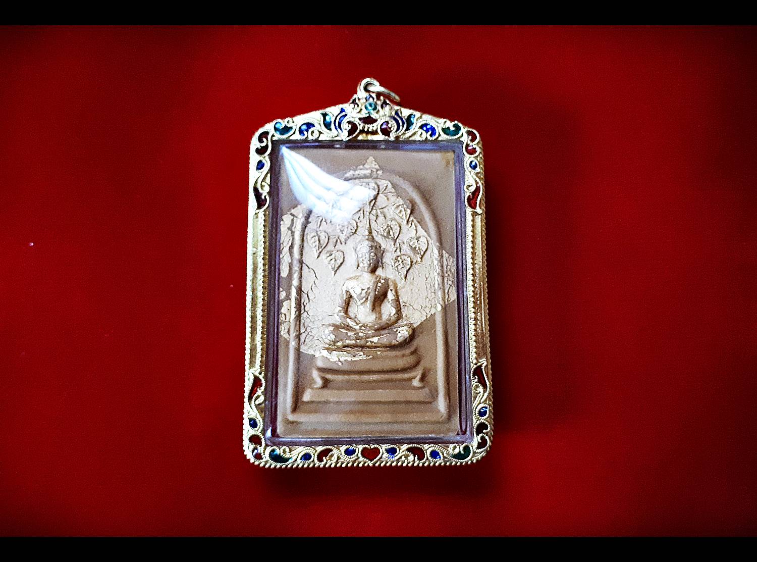 พระสมเด็จปรกโพธิ์ 9ใบ พิมพ์ใหญ่ หลังพระแม่ธรณี เนื้อผงอิธิเจแก่น้ำมัน (ชุดพิเศษ ชุดกรรมการ ปิดทองนำฤกษ์) หลวงพ่อกวย วัดโฆสิตาราม รุ่นแรงครู 2560 (พร้อมเลี่ยมกันน้ำ ใส่กรอบเงินแท้ ลาย หัวสิงห์ ลงยา ลายสุโขทัย ชุบทอง) #รับประกันแท้