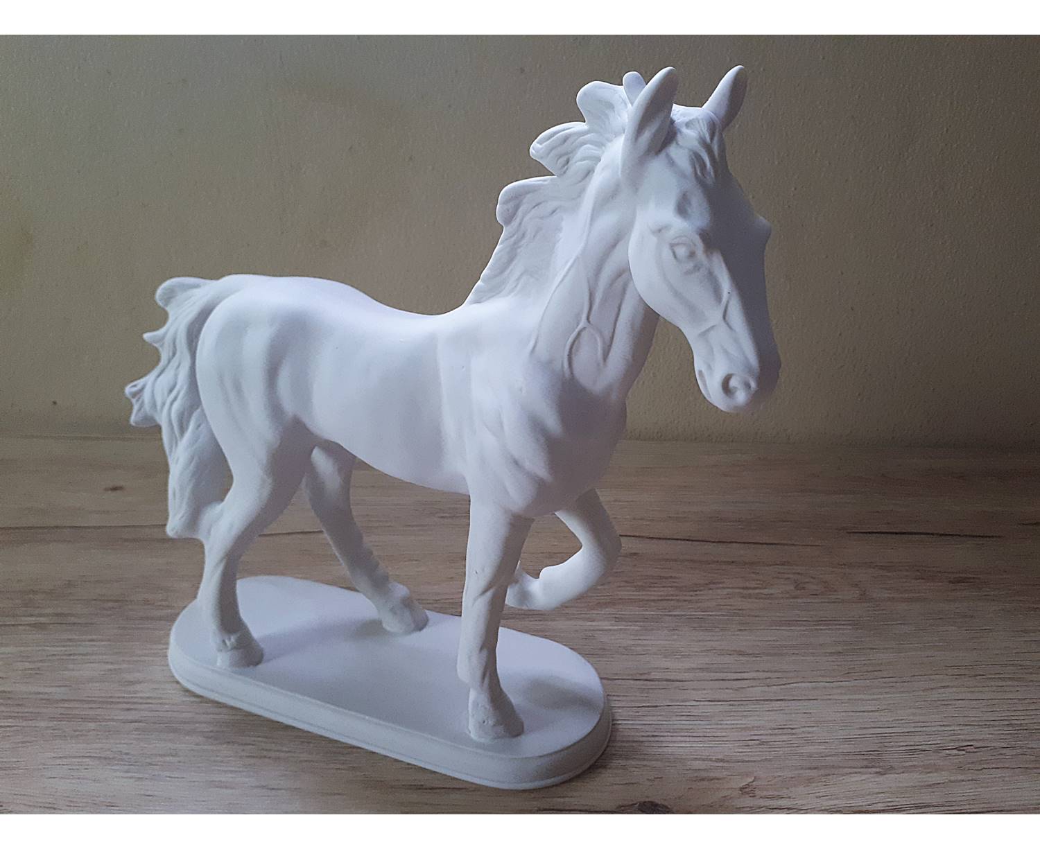 รูปหล่อ รูปปั้น ม้า เนื้อเรซิ่นสีขาว สีงา (กว้าง9-11นิ้ว สูง11นิ้ว ลึก3.5นิ้ว) (ขายปลีก ขายส่ง)