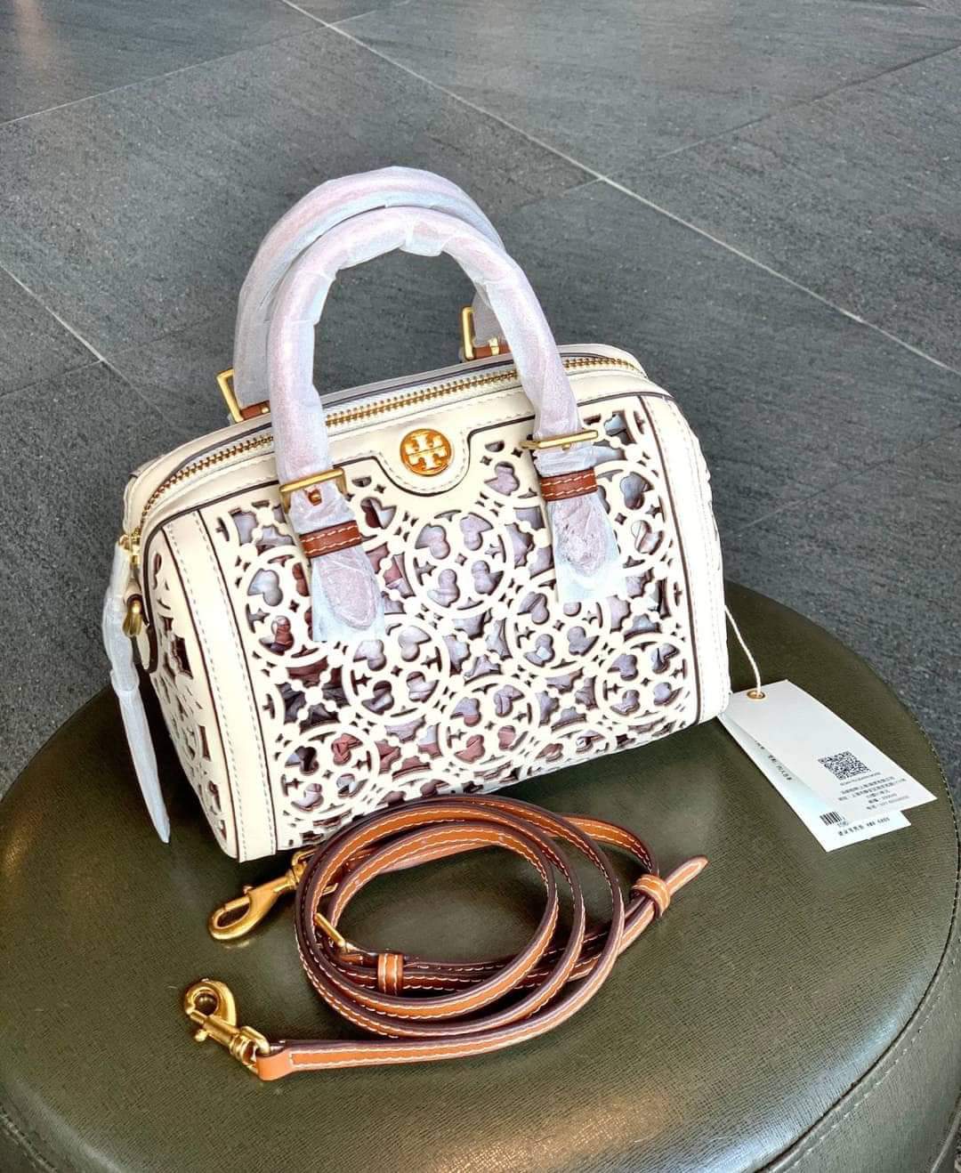 TORY BURCH T MONOGRAM LASER-CUT MINI BARREL BAG (แอดไลน์ก่อนสั่งซื้อ)