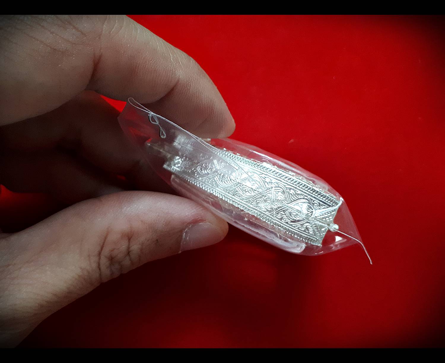 ตลับพระ ทรงสามเหลี่ยม หัวสิงห์ สลักลาย (เนื้อเงินแท้ 80%)