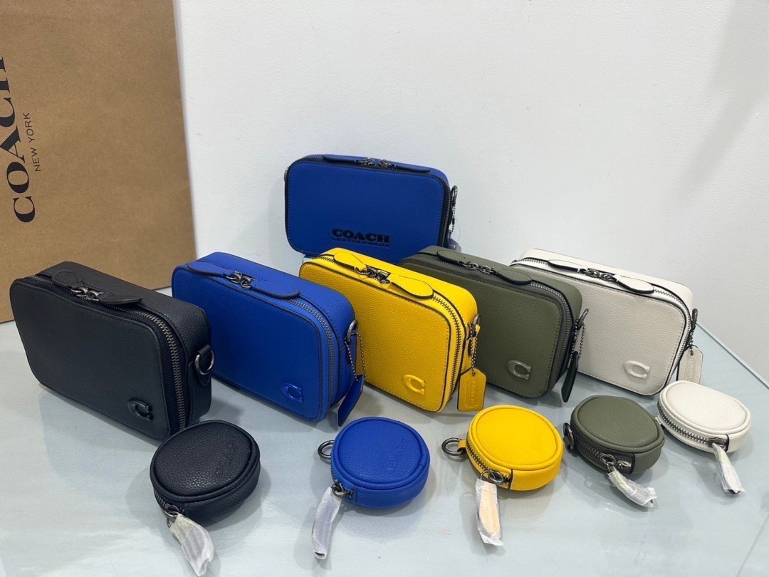 COACH Charter Slim Crossbody Bag (แอดไลน์ก่อนสั่งซื้อ)