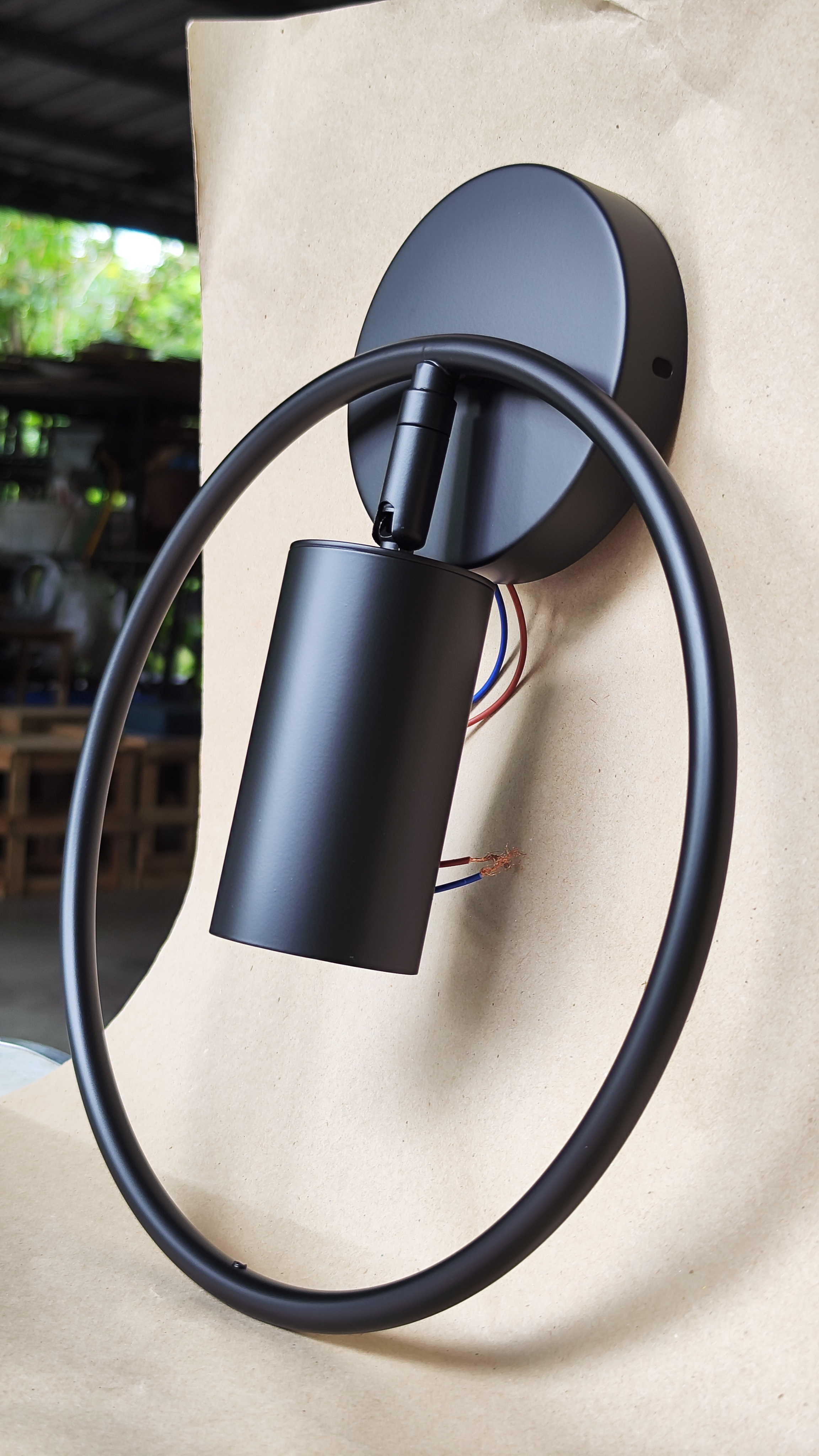 โคมไฟติดผนังภายในทรงกระบอกมีห่วงวงกลม 28x33cm [YY-0923]