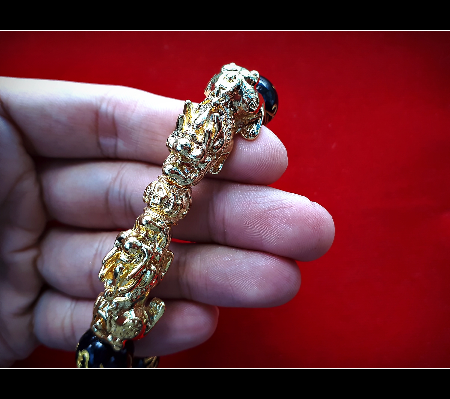 สร้อยข้อมือ ปี่เซียะ (ผีซิว) (Pi Xiu) 2 ตัว หัวโลหะชุบทอง หินดำสลักอักขระ 14มิล (ขายปลีก ขายส่ง)