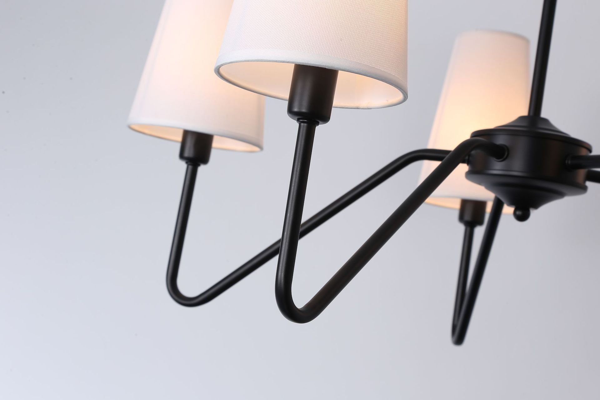 โคมไฟแขวนเพดานโครงเหล็กสไตล์อเมริกันหัวโคมทรงกรวยผ้าสีขาว [RN-6813]