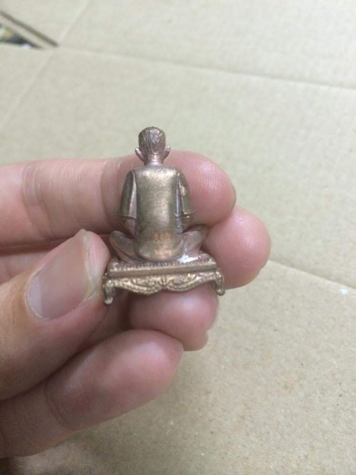 รูปหล่อ อาแปะ เซียนแปะ วัดศาลเจ้า เนื้อโลหะสีทองแดง (ขนาดห้อยคอ) รุ่นเจ้าสัว ปี2560 - ครูบากฤษณะ ปลุกเสก