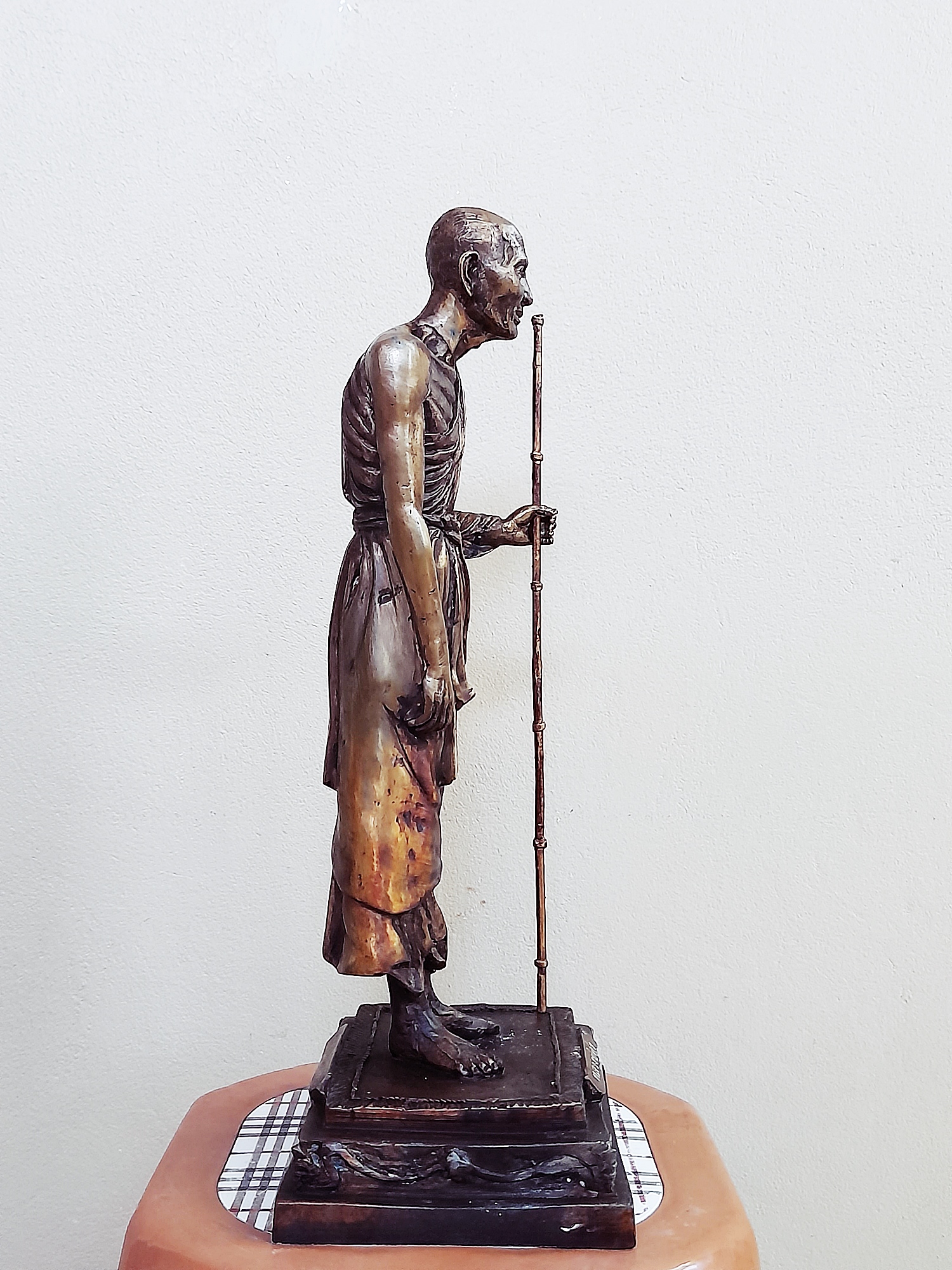 รูปหล่อ หลวงปู่ศุข วัดปากคลองมะข่ามเฒ่า ยืนถือไม้เท้า (องค์ใหญ่ สูง18นิ้ว กว้าง7.5นิ้ว ลึก7นิ้ว) องค์นำฤกษ์ ปลุกเสกแล้ว พิธีปลุกเสกใหญ่ กฐิน ปี2562 (องค์นำฤกษ์จำนวนการสร้าง 9องค์)) #รับประกันแท้