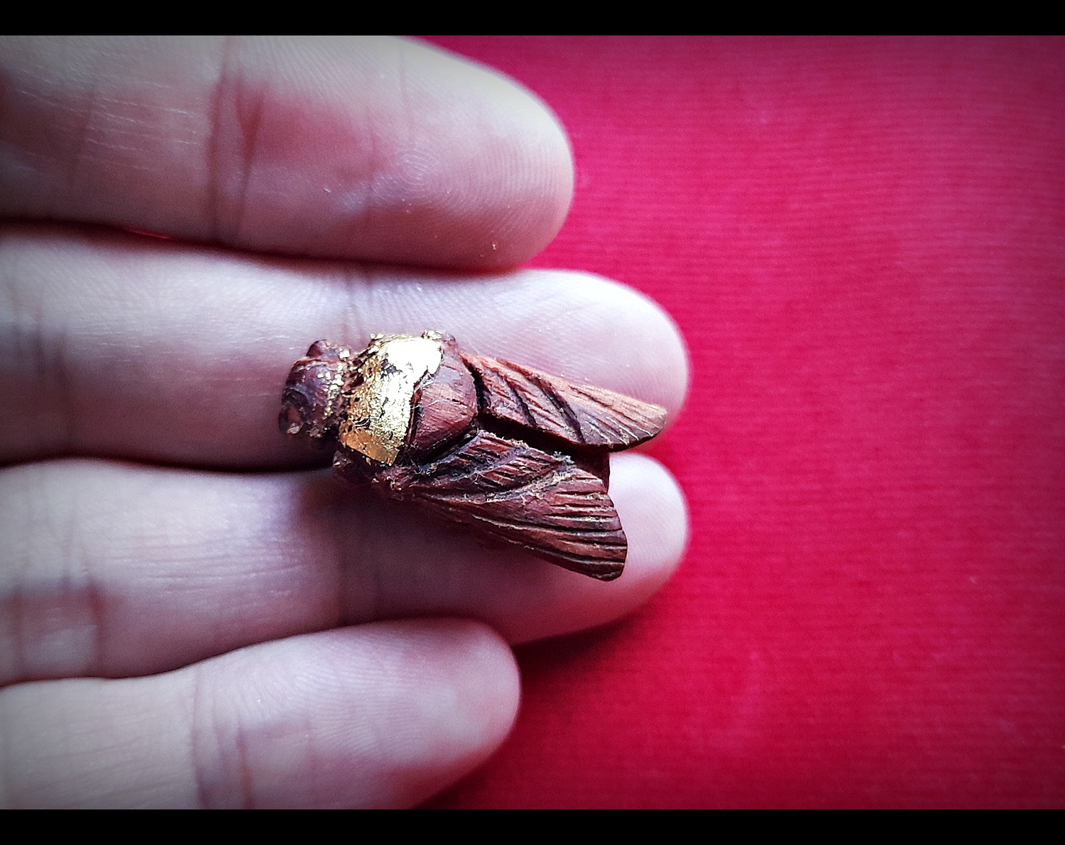 แมลงภู่ (แมงภู่ แมงบู๊) แกะสลัก เนื้อไม้ดุมล้อเกวียน ฝั่งเข็มบรรจุด้วยปรอทป่าแท้ ปี2563 #รับประกันแท้