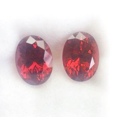 Malaya (Pyrope-Spessartite) มาลายา การ์เนต รูปไข่คู่ น้ำหนัก 4.98 กะรัต สีส้มเข้มออกแดง มองตาเปล่าสะอาดไม่มีหนิ