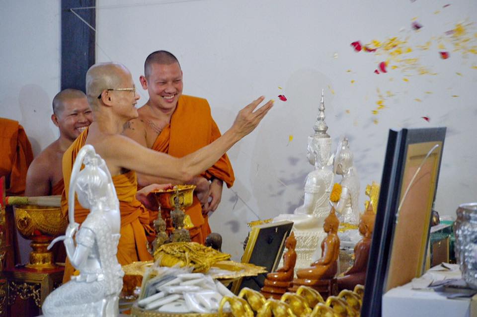 ลูกอมหนุนดวง ปี2561 (หลวงพ่อเล็ก วัดท่าขนุน ปลุกเสก) ที่วัดบ้านห้วยน้ำขาว กาญจนบุรี