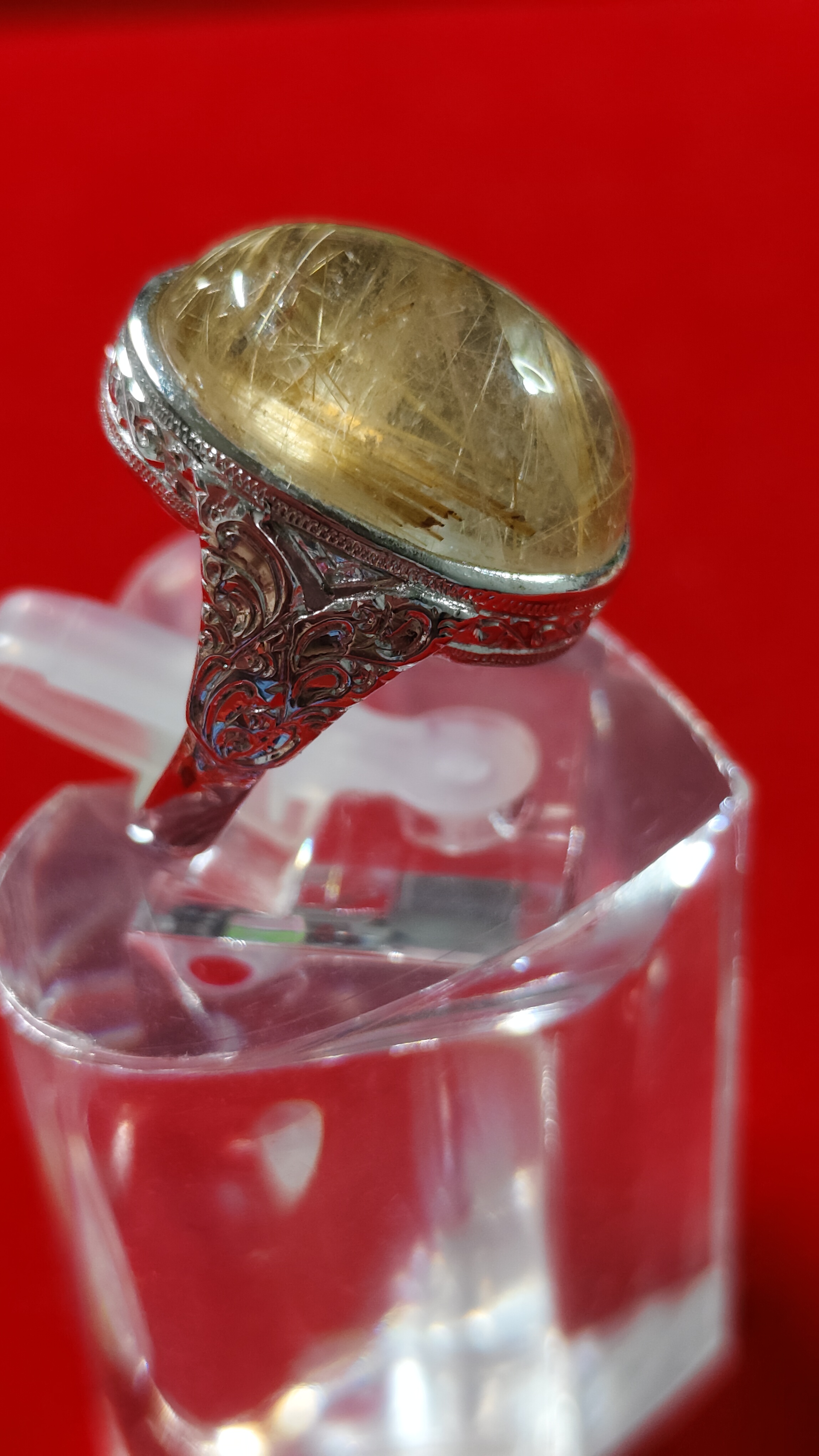 แหวนแก้วไหมทองตัวเรือนเงินแท้แกะสลักลาย