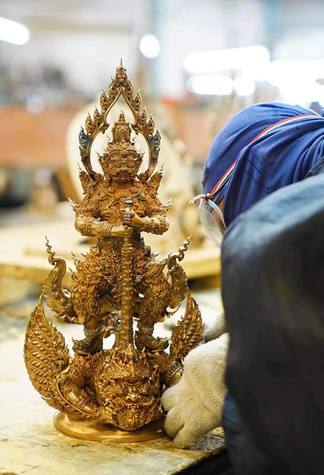 รูปหล่อ ท้าวเวสสุวรรณ ยืนถือกระบอง ทรงบน หลัง ราหู เนื้อทองเหลือง เต็มสูตร งานเน้นรายระเอียดปราณีต (ขนาดสูง16นิ้ว) - (ราหู มี ปีกเป็นครุฑ มี ลำตัวเป็นพญานาค) - (ปลุกเสกฤกษ์ เสาร์5 ปี2563)