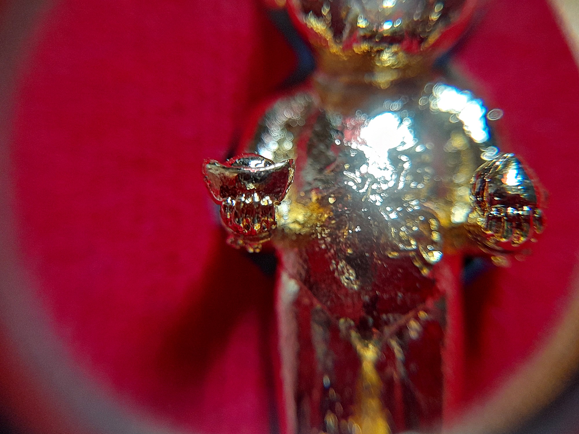 กุมารแห่งความสำเร็จ - กุมารจีน (ใส่ชุดเอี๊ยมจีน ซ้ายถือทอง ขวาถือลูกท้อ ใส่กำไล) เนื้อทองเหลือง(#ชนวน) ชุบทอง ฐานบรรจุมวลสาร ปี2564 #รับประกันแท้