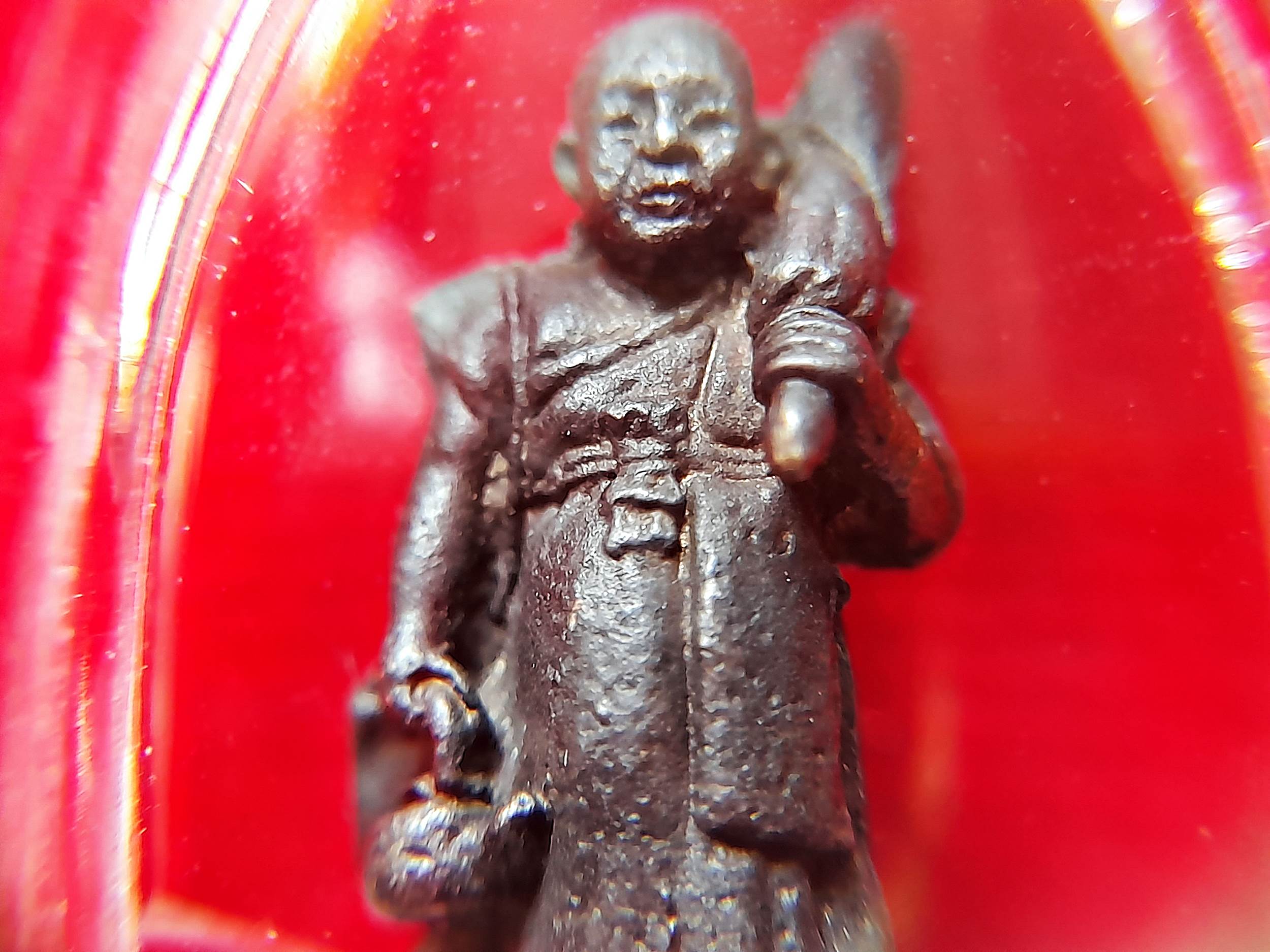 รูปหล่อ หลวงพ่อยงยุทธ ปางธุดงค์ รุ่น1 (ขนาดห้อยคอ พกพา) เนื้อโลหะ(ชนวนโลหะจากรูปหล่อองค์จริง) ปี2530 #รับประกันแท้และทัน - หลวงพ่อยุงยุทธ วัดเขาไม้แดง จ.ชลบุรี