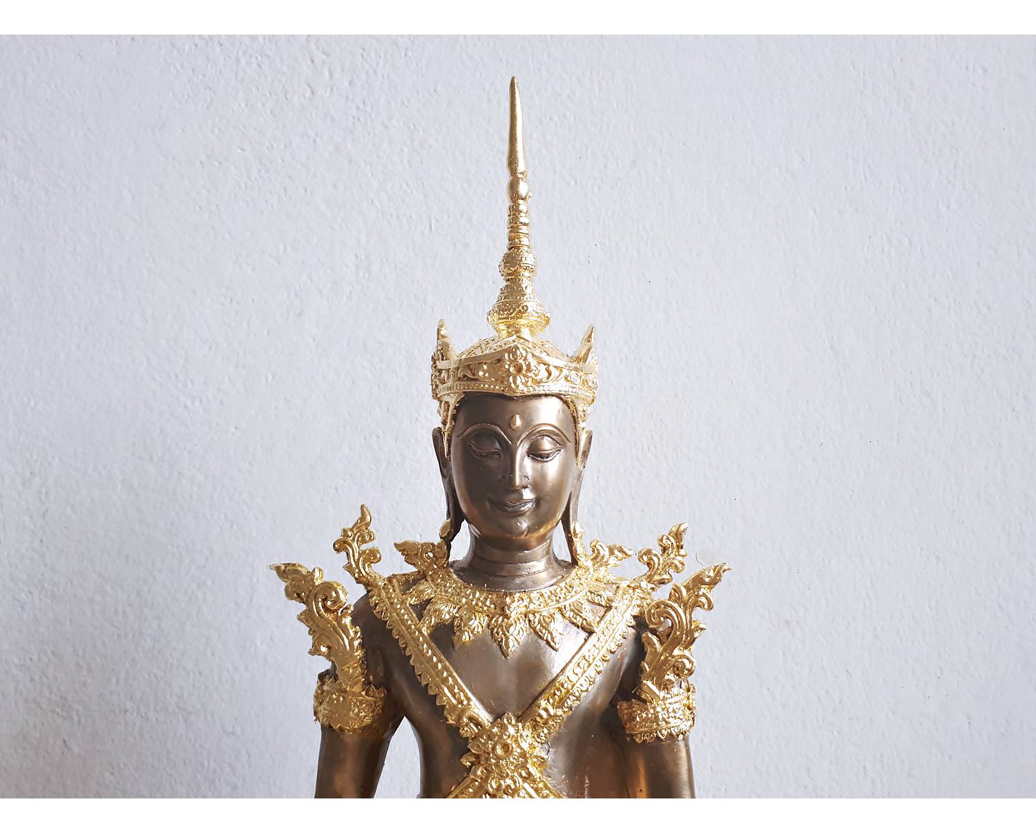 รูปหล่อ พระพุทธรูป พระจักรพรรดิ์ ปางทรงเครื่องพระจักพรรดิ์ (เนื้อทองเหลือง ขัดเงาเงิน 2กษัตริย์ ทรงเครื่องปิดทอง หน้าตัก 8-9นิ้ว)