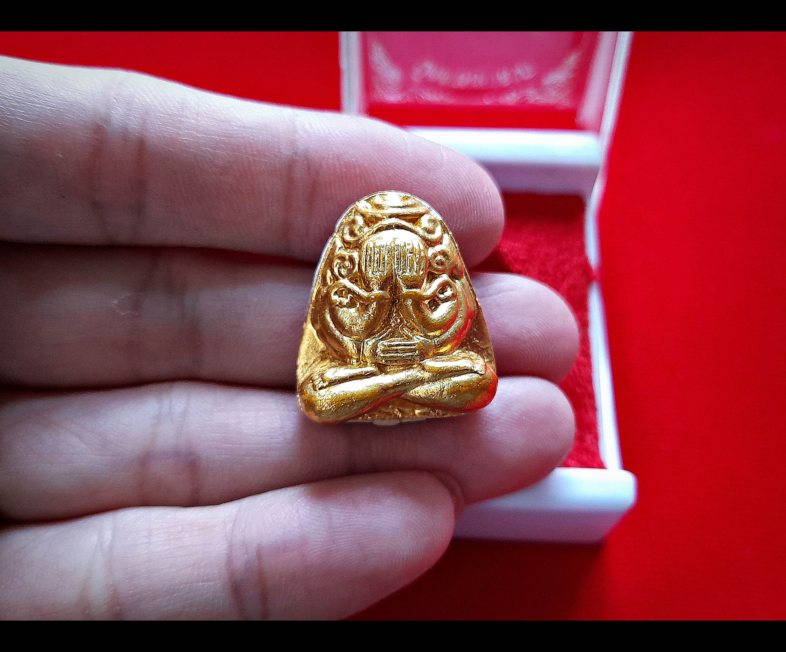 พระปิดตา มหาลาภ ยันต์ยุ่ง 4มือ ปิดทองแท้(ปิดทองสภาพเดิม) หลังยันต์นะพรชัย เนื้อผง (โชคลาภค้าขาย เจรจา แคล้วคลาด) ปี2542 #รับประกันแท้และทัน - หลวงพ่อยุงยุทธ วัดเขาไม้แดง จ.ชลบุรี