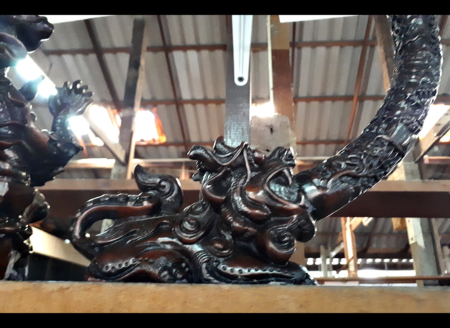 งาช้าง สิงห์โตจีน จำลอง เนื้อเรซิ่น สีน้ำตาลเข้ม แกะสลัก (ขายปลีก ขายส่ง)