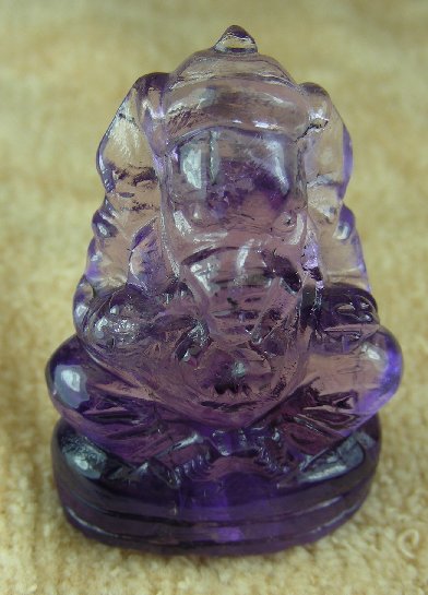 พระพิฆเนศ แกะสลักจากพลอยอเมทิส หนัก 57.10 กะรัต ขนาด สูง 3.2cm กว้าง 2.2 cm สีม่วงเข้มสวยหวาน ทำจากพลอยแท้ทั้งก้อน Hand Made